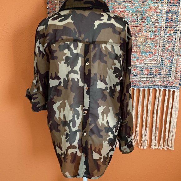 Truth high-low camouflage sheer top Size Medium - Picture 2 of 10